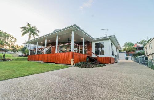 Agnes Water House | Cabbage Palm Lodge - air conditioned home in town area
