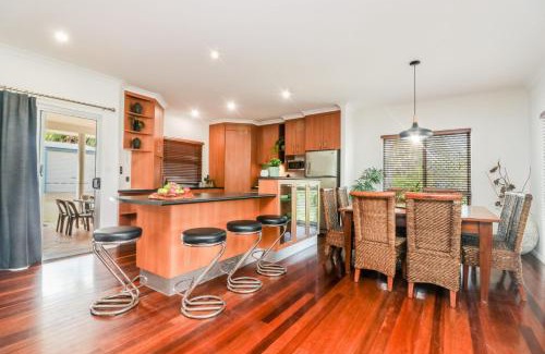 Agnes Water House | Cabbage Palm Lodge - air conditioned home in town area