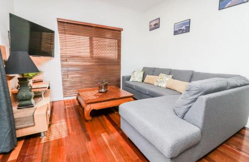 Agnes Water House | Cabbage Palm Lodge - air conditioned home in town area