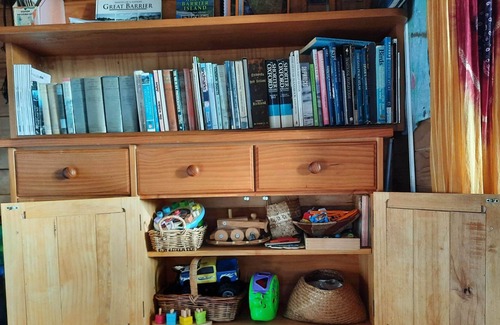 Tryphena House | Cabbage Tree Cottage: Cosy home with bush and beach beyond