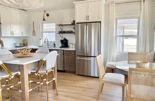 Nags Head Cottage | Cabell’s Coastal Cottage-Sleeos 8,Jockey’s Ridge, 1 mile to beach Sunsets & Pets