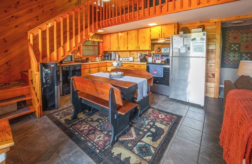 Almond Cottage | Cabin 16 Mi to Polar Express: Hot Tub + Mtn Views