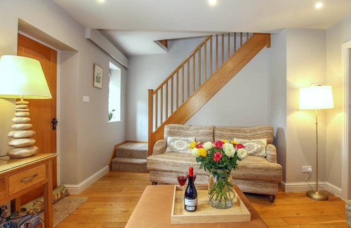 Brantingham Cottage | Cabin ∙ 2 bedrooms ∙ 3 guests