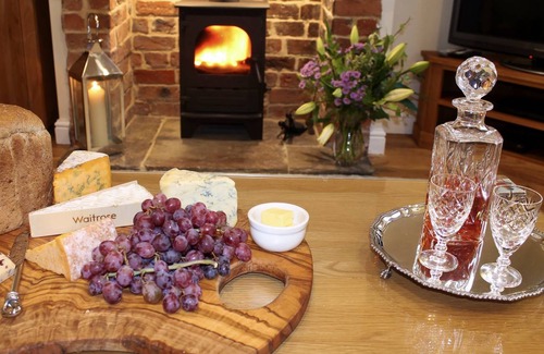 Brantingham Cottage | Cabin ∙ 2 bedrooms ∙ 3 guests