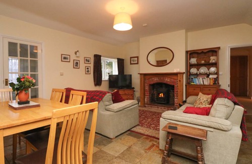 Black Torrington Cottage | Cabin ∙ 2 bedrooms ∙ 4 guests