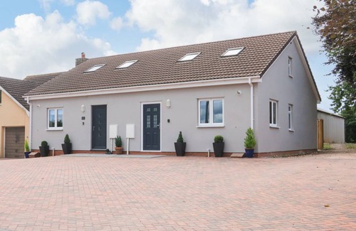 Dawlish Cottage | Cabin ∙ 2 bedrooms ∙ 5 guests