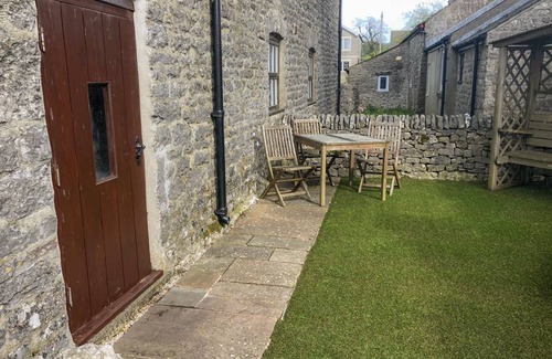Blackwell in the Peak Cottage | Cabin ∙ 2 bedrooms ∙ 4 guests