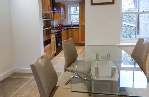 Blackwell in the Peak Cottage | Cabin ∙ 2 bedrooms ∙ 4 guests