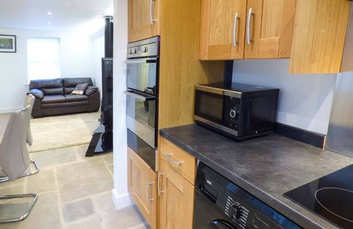Blackwell in the Peak Cottage | Cabin ∙ 2 bedrooms ∙ 4 guests