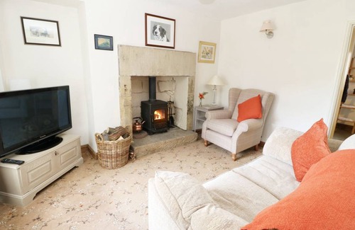 Beeley Cottage | Cabin ∙ 2 bedrooms ∙ 3 guests