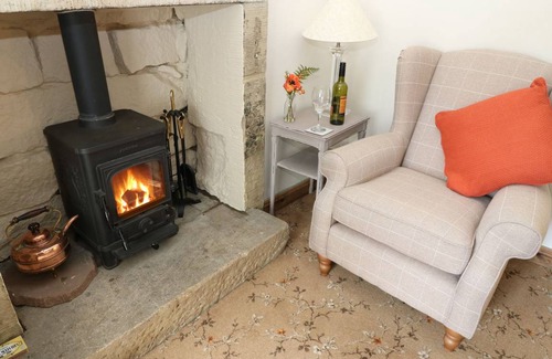 Beeley Cottage | Cabin ∙ 2 bedrooms ∙ 3 guests