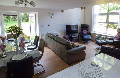 Frodsham Cottage | Cabin ∙ 3 bedrooms ∙ 8 guests