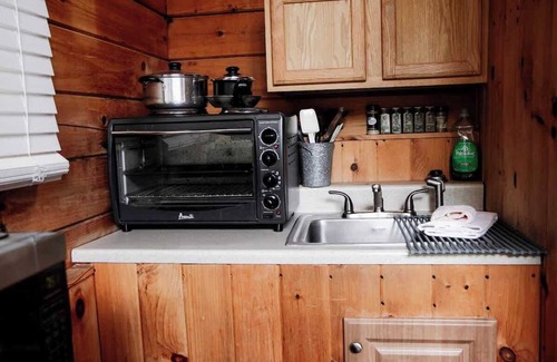 Columbia Cabin | Cabin 3 - Columbia Kentucky, Queen bed, Firepit