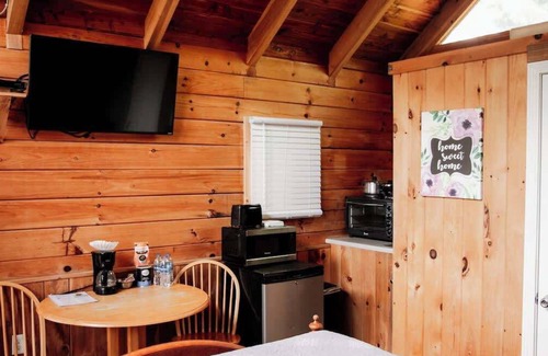 Columbia Cabin | Cabin 3 - Columbia Kentucky, Queen bed, Firepit