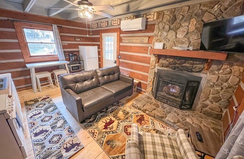 Cherokee Cabin | Cabin #3 - Riverfront w/Gas Fireplace and more!