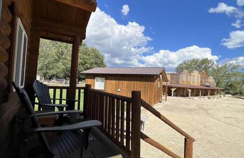 Almo Cabin | Cabin 5 at the Almo Inn Near City of Rocks/Castle Rocks Parks in Idaho