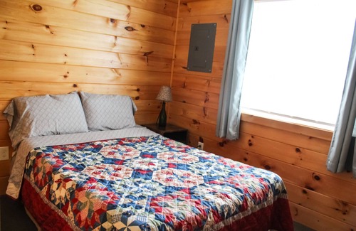 Houghton Lake Resort | Cabin 5 - Cozy 3-bedroom lakefront.