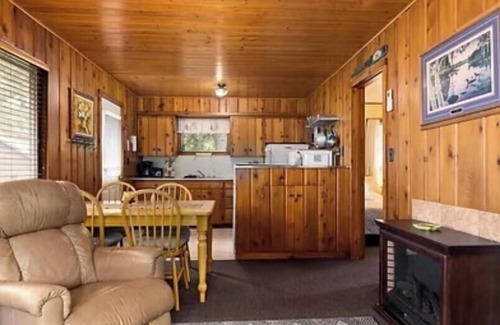 Pine River Apartment | Cabin 7 at Heaths Resort