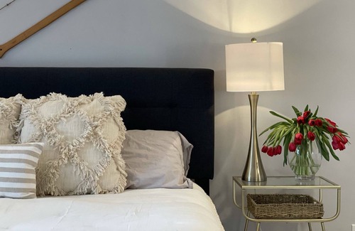 Troutman House | “Cabin Boheme”&Boat Rental A Waterfront Hideaway
