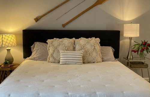 Troutman House | “Cabin Boheme”&Boat Rental A Waterfront Hideaway
