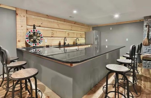 Shelbyville Cabin | Cabin+Bunkhouse Sleeps 25 near Lex/Lou Like New Spacious Modern Rustic Retreat
