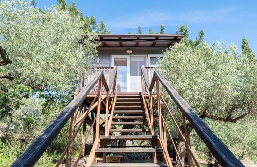 Camarles Cabin | Cabin 'Casa Arbol ' with Sea View, Shared Pool and Wi-Fi
