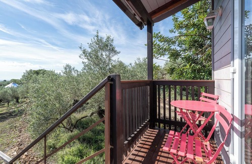 Camarles Cabin | Cabin 'Casa Arbol ' with Sea View, Shared Pool and Wi-Fi