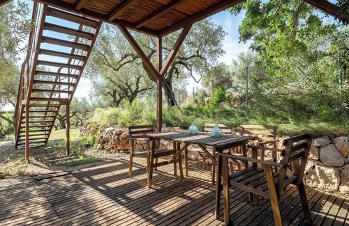 Camarles Cabin | Cabin 'Casa Arbol ' with Sea View, Shared Pool and Wi-Fi