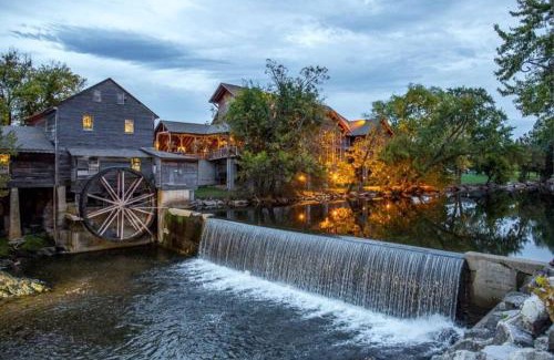 Sevierville Ski Chalet | Cabin Close to Pigeon Forge in Echota Resort !