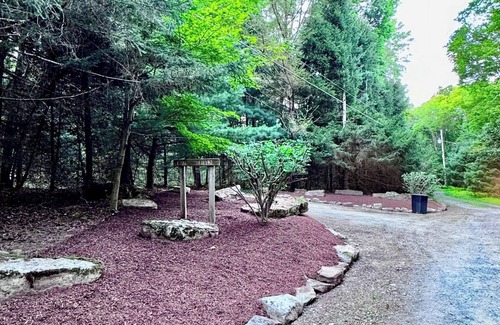 Calvin Cabin | Cabin Close to Raystown Lake Hot Tub Fire Pit Newly Renovated