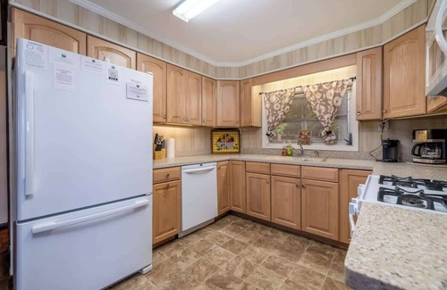 Bentonville Cabin | Cabin~ Firepit~Mtn/River views~ WIFI~Hot Tub~Pets