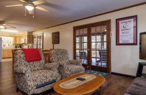 Bentonville Cabin | Cabin~ Firepit~Mtn/River views~ WIFI~Hot Tub~Pets