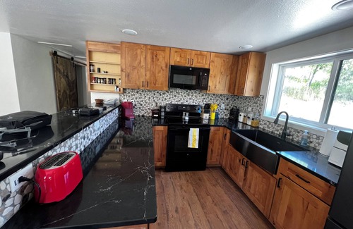 Union House | Cabin - Hot Tub - View - Abundant Wildlife - Private - 120 Acres - River -Spring