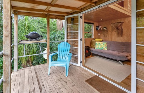 Kensington House | Cabin in Bush Setting, Central Whangārei + Netflix