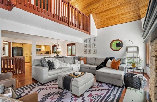 East Kootenay Apartment | Cabin in the Woods | Private Hot Tub | AC | Quiet
