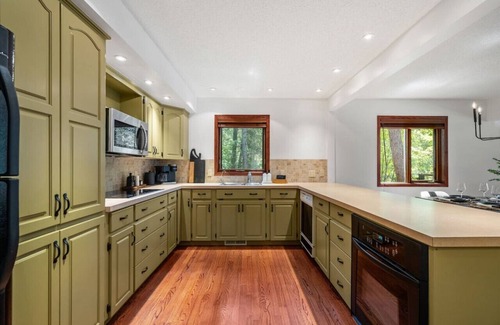 East Kootenay Apartment | Cabin in the Woods | Private Hot Tub | AC | Quiet