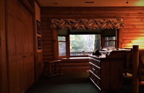 Franklin Cabin | Cabin in the mountains.privacy, huge covered porch, hiking, waterfalls