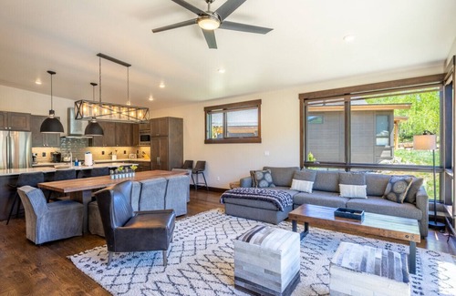 Silverthorne House | Cabin in the Sky - Pet Friendly & Close to Clubhouse!