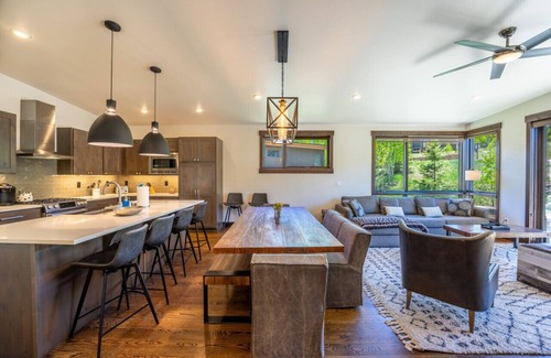 Silverthorne House | Cabin in the Sky - Pet Friendly & Close to Clubhouse!