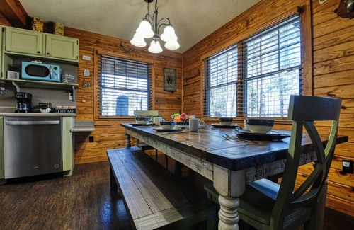 Rocky Grove Cabin | Cabin in the Smokies, 30-mins away from Gatlinburg & Pigeon Forge- Pet friendly
