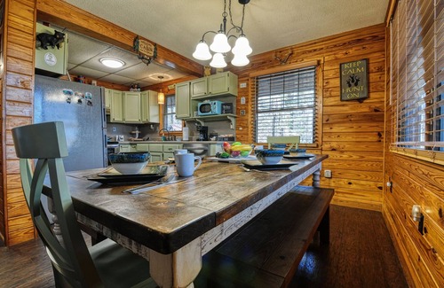 Rocky Grove Cabin | Cabin in the Smokies, 30-mins away from Gatlinburg & Pigeon Forge- Pet friendly