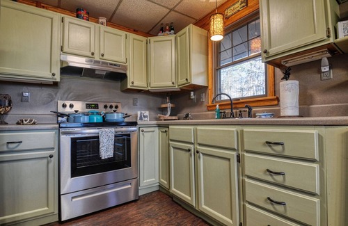 Rocky Grove Cabin | Cabin in the Smokies, 30-mins away from Gatlinburg & Pigeon Forge- Pet friendly
