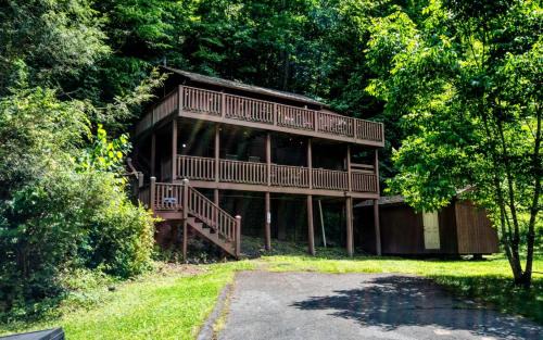 Gatlinburg - Pigeon Forge Villa | Cabin In The Stream