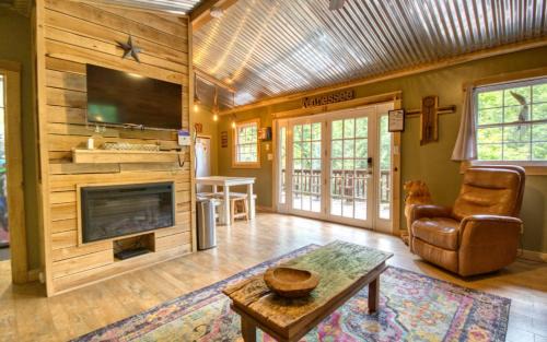 Gatlinburg - Pigeon Forge Villa | Cabin In The Stream