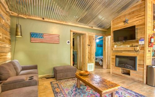 Gatlinburg - Pigeon Forge Villa | Cabin In The Stream