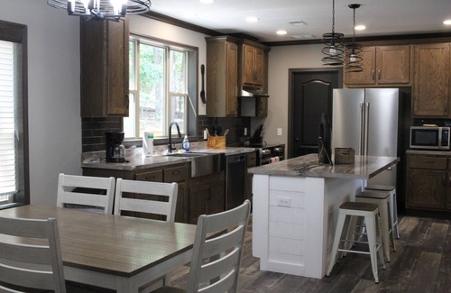 Royal Cabin | Cabin K, Beautiful 3 bedroom Cabin On Lake Ouachita!