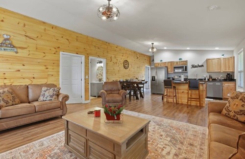 Logan Cabin | Cabin-King/Queen Bed, Hot Tub Fire Pit,Games Wifi