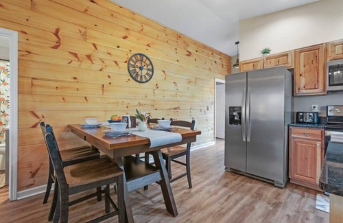 Logan Cabin | Cabin-King/Queen Bed, Hot Tub Fire Pit,Games Wifi