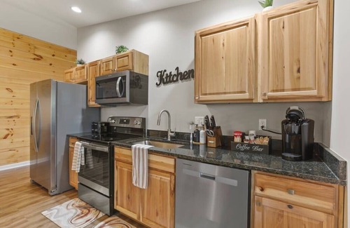 Logan Cabin | Cabin-King/Queen Bed, Hot Tub Fire Pit,Games Wifi