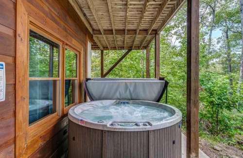Mineral Bluff House | Cabin near Blue Ridge - Hot Tub Fire Pit Games